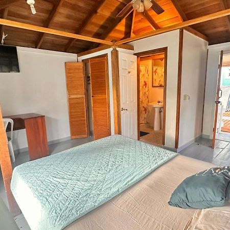Las Palmas Beach Hotel Dixon Cove エクステリア 写真