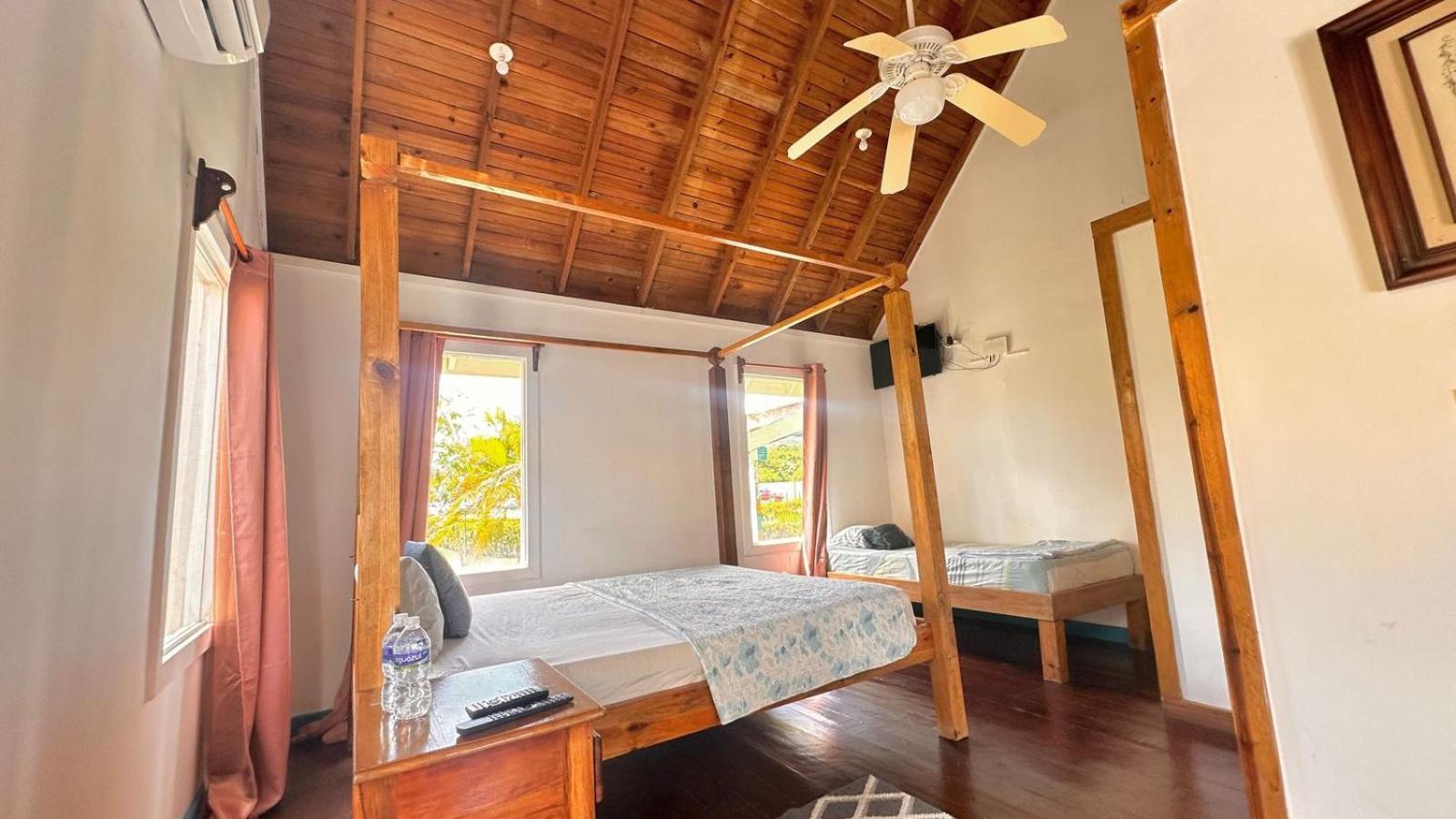 Las Palmas Beach Hotel Dixon Cove エクステリア 写真