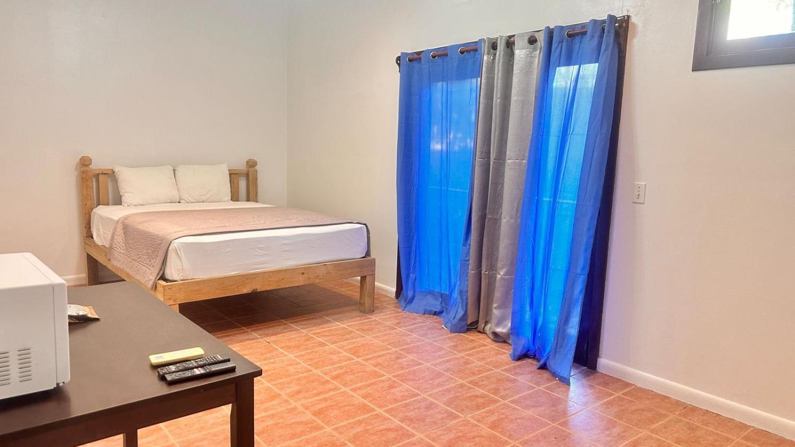 Las Palmas Beach Hotel Dixon Cove エクステリア 写真