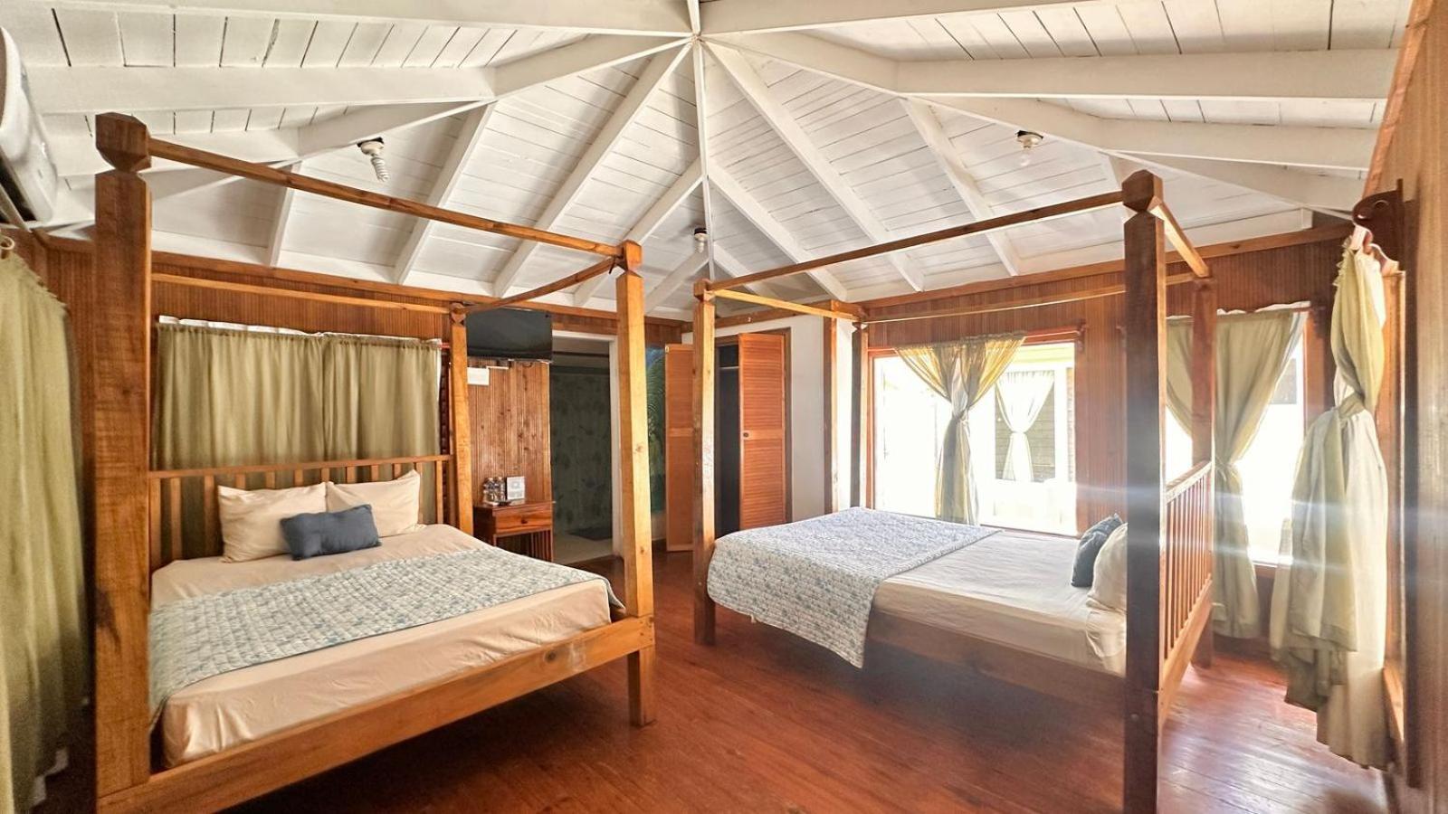 Las Palmas Beach Hotel Dixon Cove エクステリア 写真