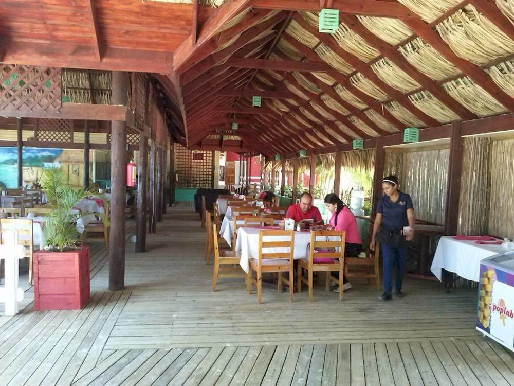 Las Palmas Beach Hotel Dixon Cove エクステリア 写真