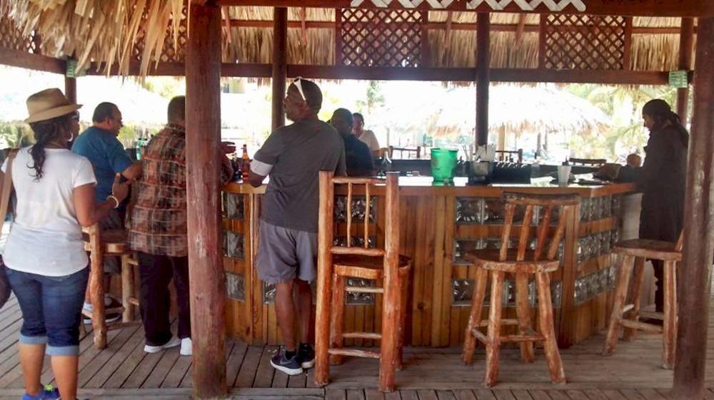 Las Palmas Beach Hotel Dixon Cove エクステリア 写真