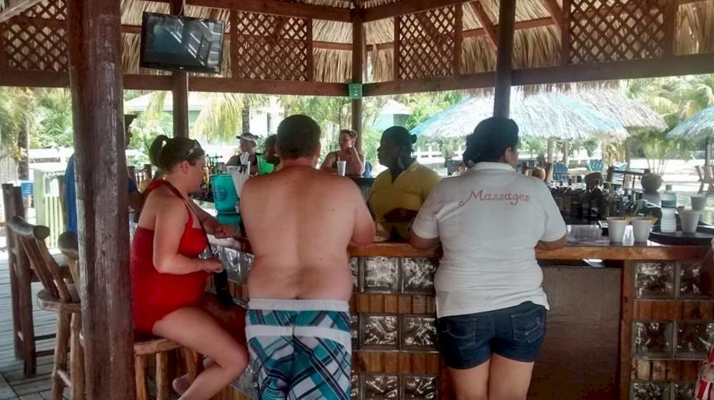 Las Palmas Beach Hotel Dixon Cove エクステリア 写真