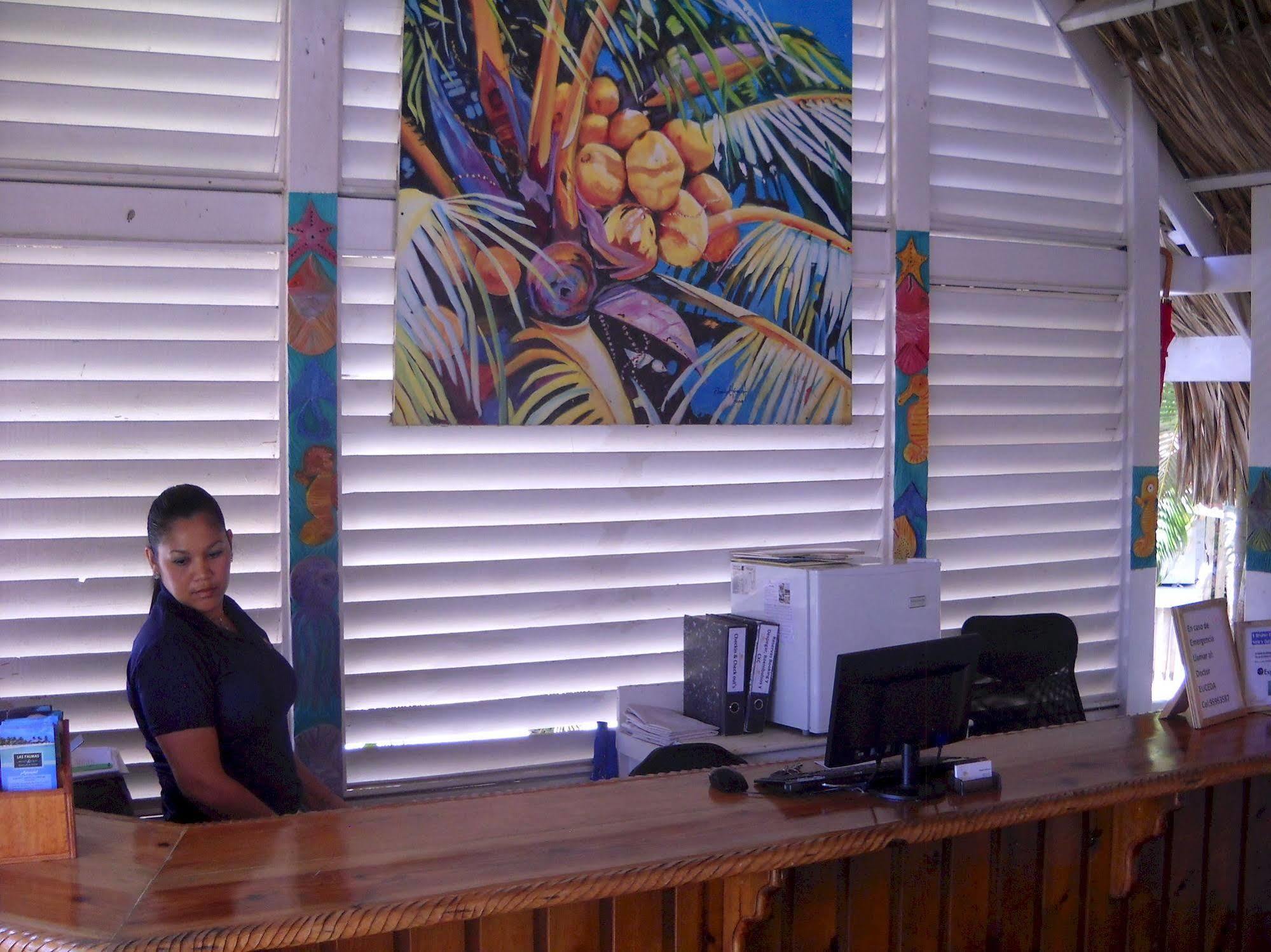 Las Palmas Beach Hotel Dixon Cove エクステリア 写真