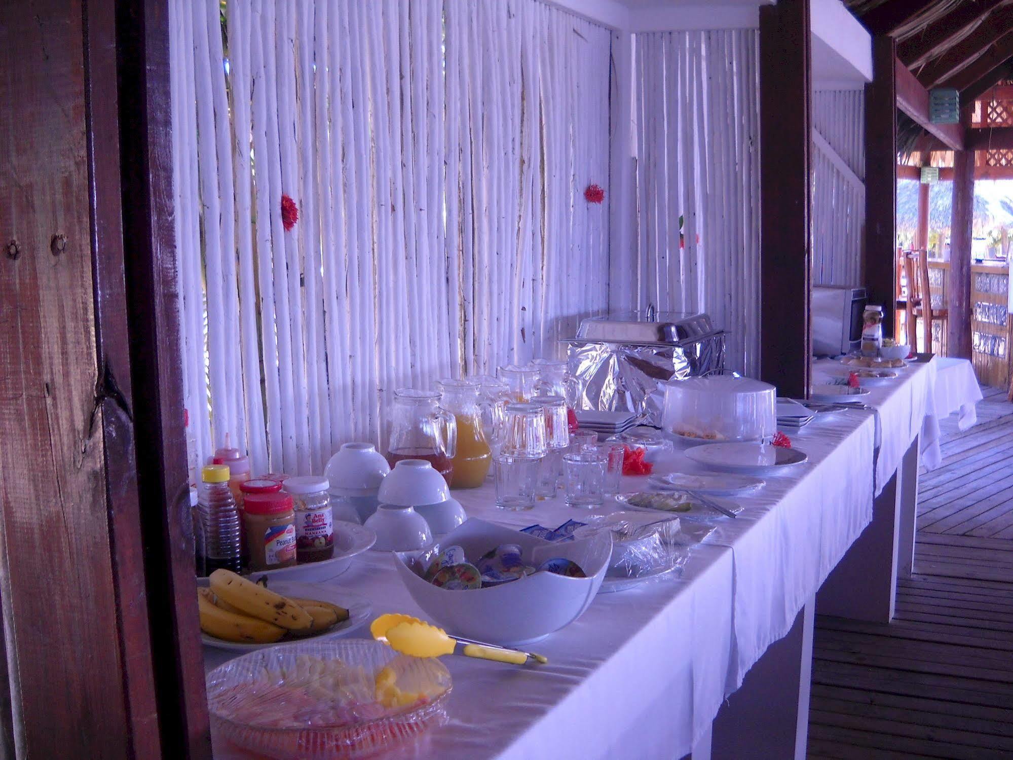 Las Palmas Beach Hotel Dixon Cove エクステリア 写真