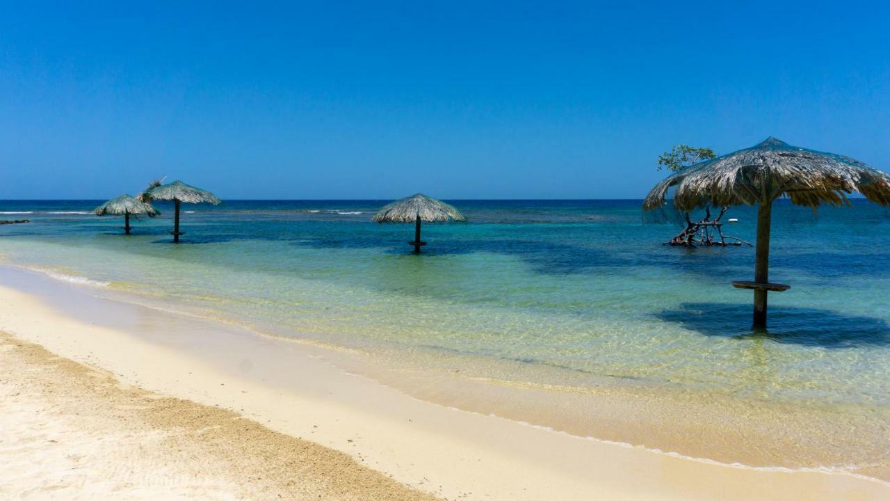 Las Palmas Beach Hotel Dixon Cove エクステリア 写真