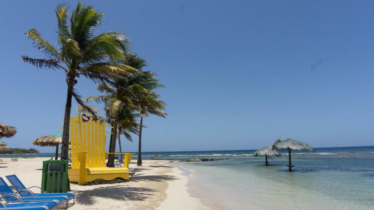 Las Palmas Beach Hotel Dixon Cove エクステリア 写真